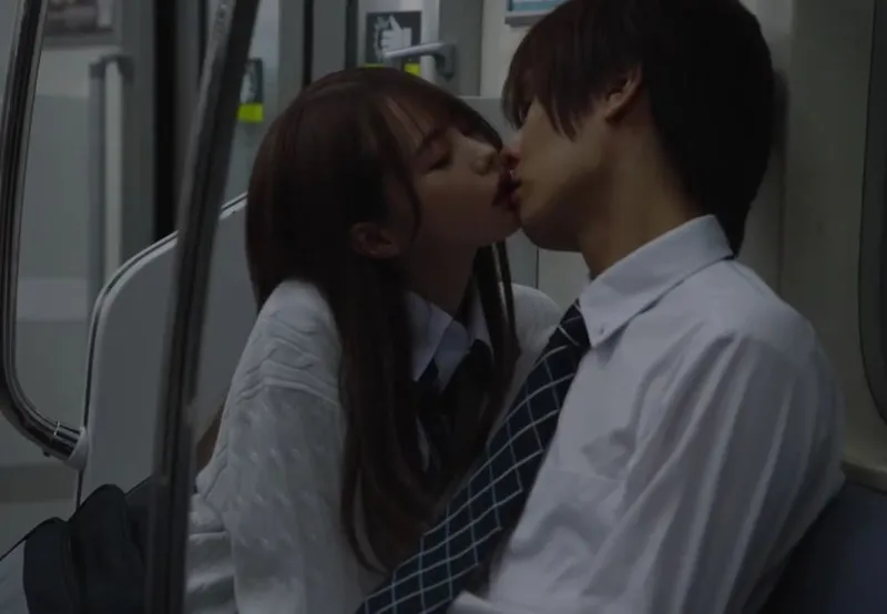 Em học sinh tò mò hôn lén cchim trai đang ngủ trên chuyến tàu điện