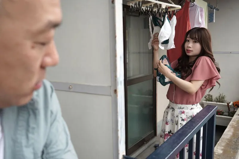 Gã nhà đối diện chuyên soi mói và cặp bà xã chồng yêu thường xuyên rên la quá to