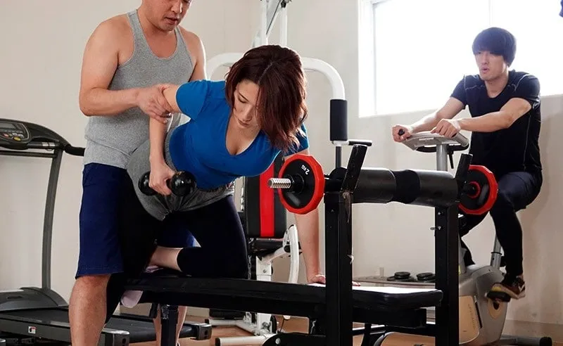 Anh xã phát hiện vợ lén lút với huấn luyện viên thể hình